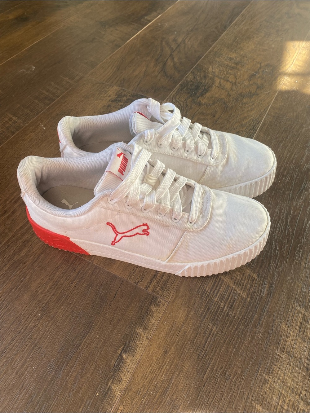 PUMA White and Red Low-Top Sneakers. Women’s SZ 8.